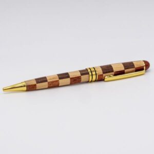 Stylo artisanal en bois tourné main motif damier - Stylos Chics du Limousin - Haute-Vienne