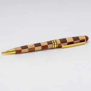 Stylo artisanal en bois tourné main motif damier - Stylos Chics du Limousin - Haute-Vienne