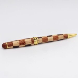 Stylo artisanal en bois tourné main motif damier - Stylos Chics du Limousin - Haute-Vienne