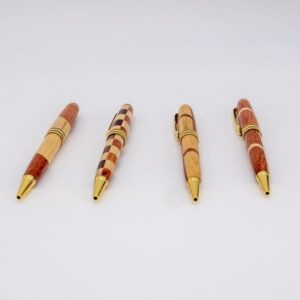 Quatre stylos artisanaux en bois tourné main fabriqués en Haute-Vienne - Stylos Chics du Limousin - Motifs damier, bicolore et circulaire