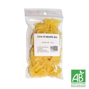 Sachet transparent de copeaux de cire d'abeille bio de Miel Lacourcelle, présentant une couleur jaune dorée naturelle, idéal pour les cosmétiques maison.