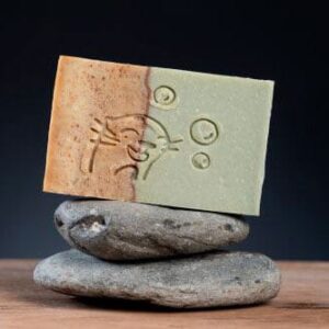 Savon saponifié à froid bulle de gomme pour tous types de peaux par La Savonnerie des Monédières
