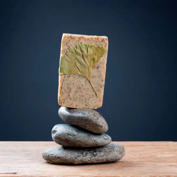 Pain de savon argile rose calendula ginkgo biloba bio, posé sur galets, fabriqué en Corrèze, peaux sensibles