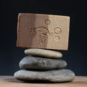 Savon Aloé Vera bio saponifié à froid posé sur des galets – Savonnerie des Monédières en Corrèze – Savon naturel olive chanvre ricin 100g