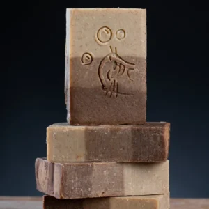 Savon Aloé Vera artisanal saponifié à froid – Savonnerie des Monédières, Corrèze – Pain de 100g bicolore beige et brun avec motif gravé