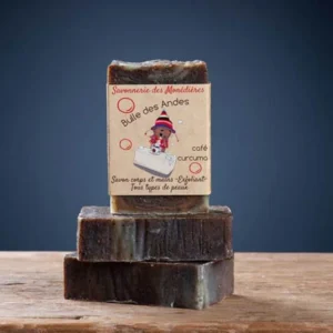 avon café curcuma Bulle des Andes Savonnerie des Monédières, trois pains empilés avec étiquette kraft, savon exfoliant corps et mains tous types de peaux 100g