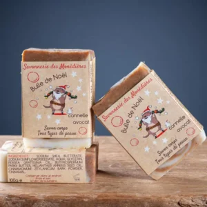 Savon cannelle avocat Bulle de Noël Savonnerie des Monédières, deux pains avec étiquette festive kraft, marbrage brun-crème tous types de peaux 100g