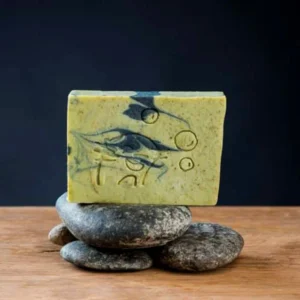 Pain de savon olive chanvre ortie bio saponifié à froid, tourbillons charbon actif, fabriqué artisanalement en Corrèze