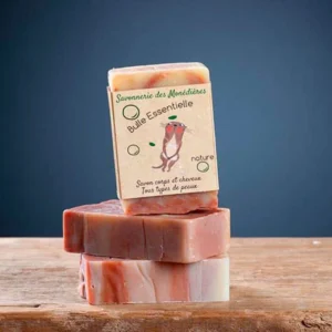 Savon ricin karité Bulle Essentielle Savonnerie des Monédières, trois pains empilés avec étiquette kraft, marbrage rose-beige corps et cheveux tous types de peaux