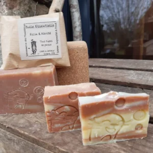 Savon ricin karité Bulle Essentielle saponifié à froid Savonnerie des Monédières, emballage kraft naturel et pains marbré rose-crème surgras 5,5%