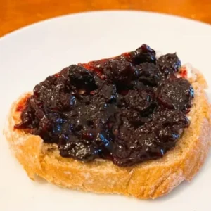 Tartine pain confiture myrtille framboise artisanale de Creuse – Myrtilles du Trimoulet petit-déjeuner gourmand