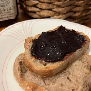 Tartine pain aux noix confiture myrtille 100% fruits sans sucre ajouté – Myrtilles du Trimoulet Creuse pour un petit-déjeuner sain