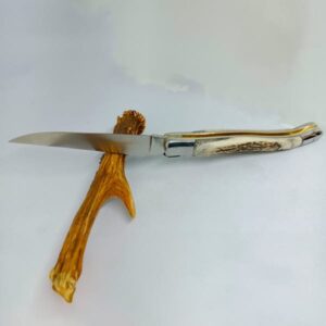 Couteau Laguiole "Roi des Forêts" par Laguiole Laffont, avec manche en bois de cerf authentique et double platine brillante, associé à une lame acérée en acier 12C27 pour une découpe de précision.