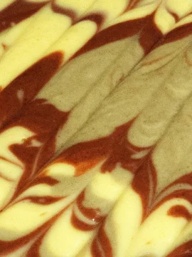 Étape de marbrure d'un savon SAF avec motifs floraux beiges et bruns - Fabrication artisanale La Savonnerie des Monédières