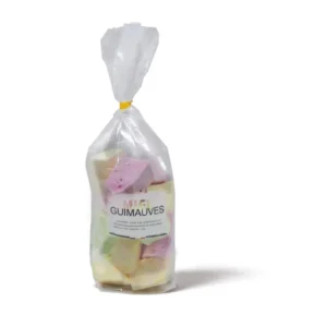 Sachet transparent noué d'un ruban jaune contenant des guimauves au miel multicolores – blanc, rose et vert – fabriquées à la main à la miellerie Au Jardin de Magali à Jassans-Riottier dans l'Ain