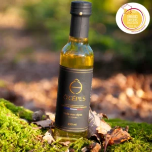 Flacon d'huile aux cèpes artisanale O'Cèpes 250 ml photographié en sous-bois sur mousse verte