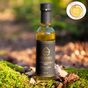 Bouteille d'huile aux cèpes artisanale O'Cèpes 250 ml posée sur de la mousse en forêt